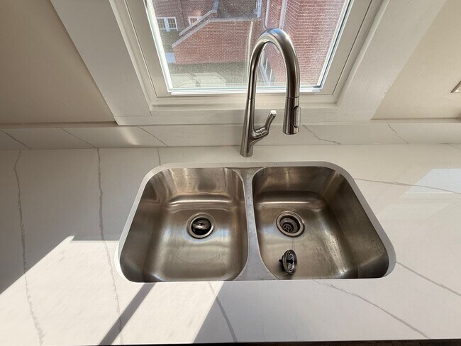 Building Photo - 750-752 E Wheeling St