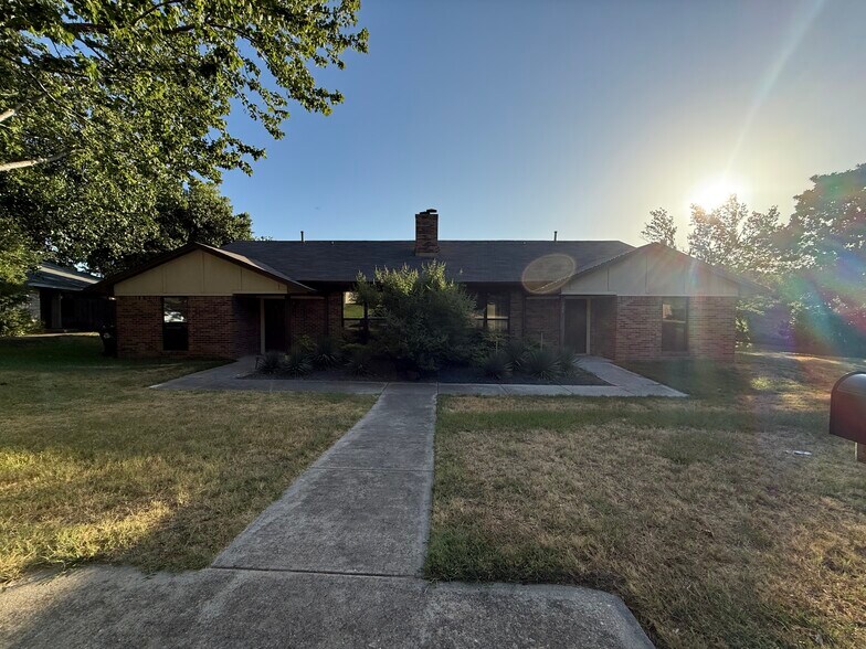 Building Photo - 126 Hollyhill Ln