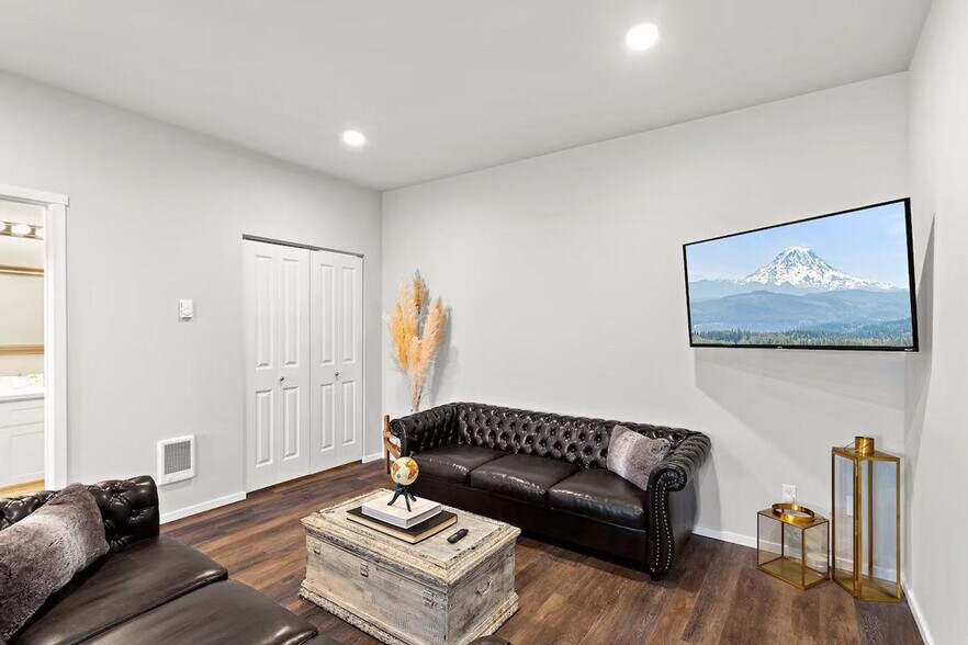 Building Photo - 624 E 32nd St