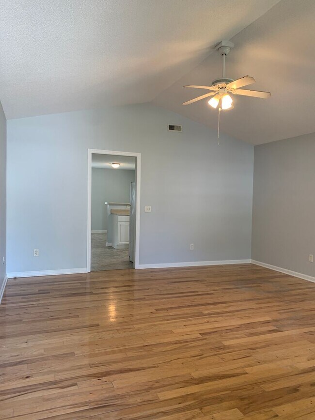 Building Photo - 3 BD, 2 BA House: Freshly Painted + New Flooring + Available Now!