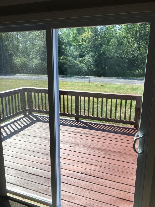 Building Photo - Very Nice 2 Bedroom townhouse with bonus f...