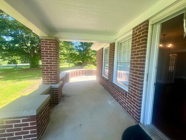 Building Photo - 513 Alamance Rd