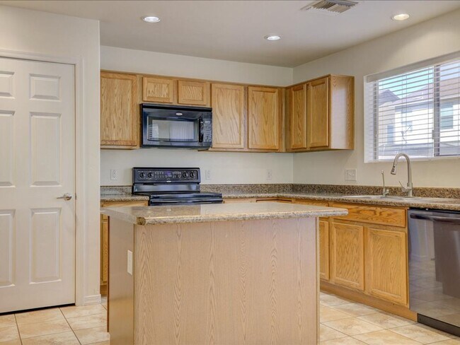 Building Photo - 3 Bedroom 2.5 Bathroom