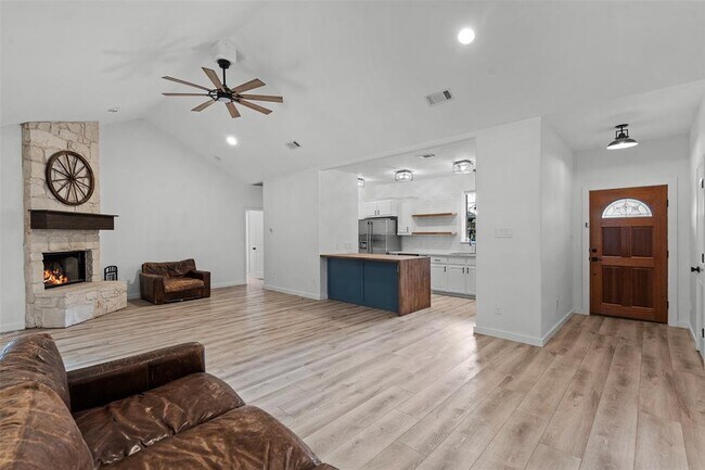 Building Photo - 14913 Longbranch Dr
