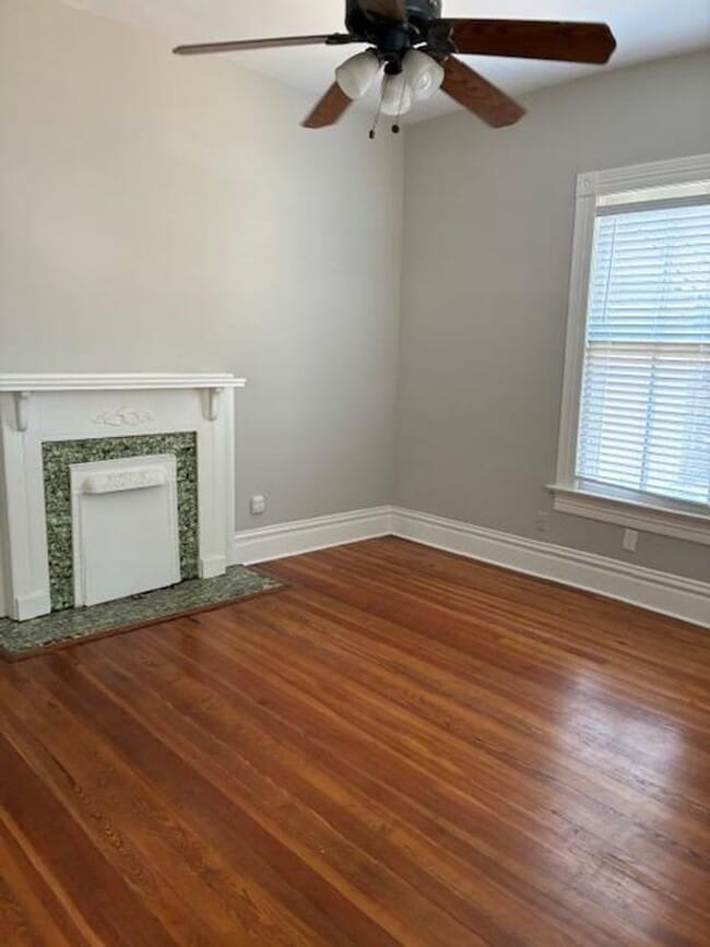 Building Photo - Spacious 1 bedroom/ 1 bath unit in Midtown...