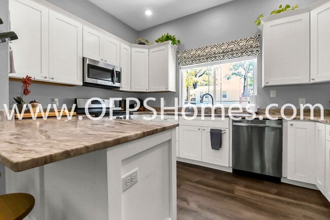 Building Photo - 712 Cypress Dr