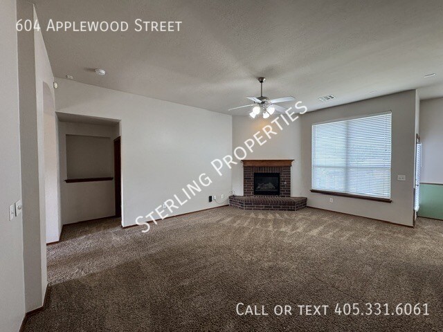 Building Photo - 604 Applewood St