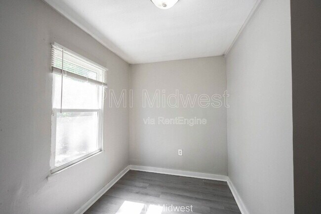 Building Photo - 445 W 29th St