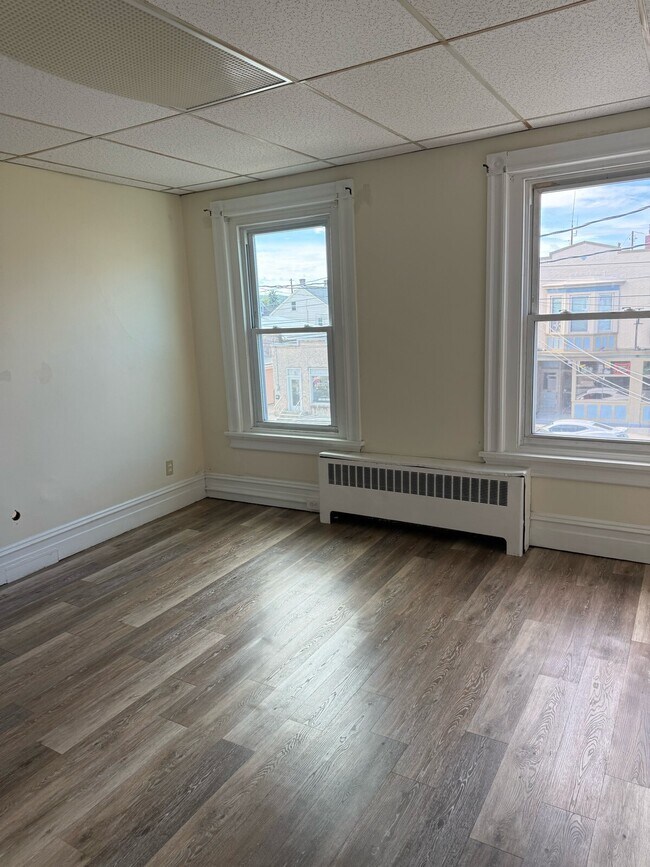 Building Photo - 716 Linden St