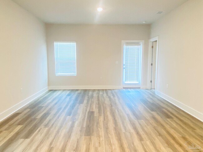 Building Photo - 9896 Starling Dr