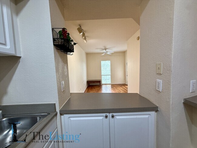 Building Photo - 402 S Armenia Ave