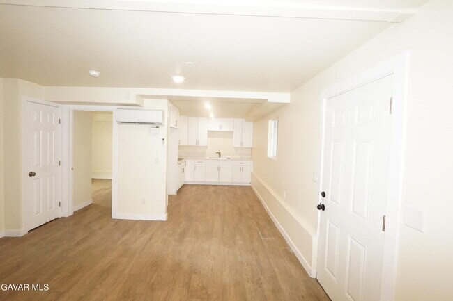Building Photo - 448 W 41st Pl