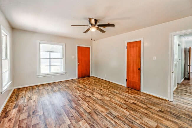 Building Photo - 104 N Pecan St