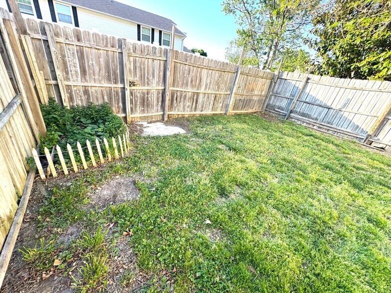Building Photo - 725 Alder Cir