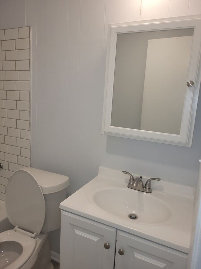 Building Photo - 2 Bedroom, 1 Bath