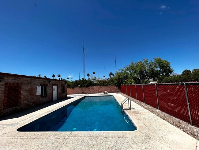Building Photo - Charming 2 Bedroom Townhome with Private 2...