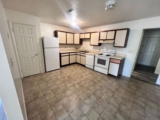 Building Photo - Blacksburg, 4 BR / 2.5 BA Townhouse, Available August