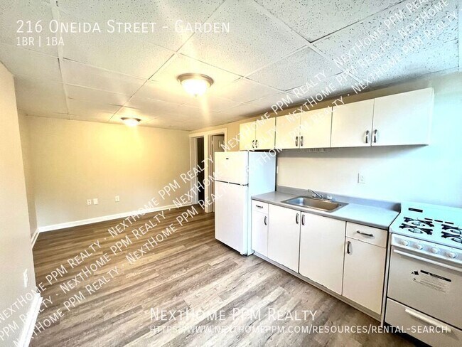 Building Photo - 216 Oneida St