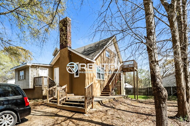 Building Photo - 303 E Ingle St