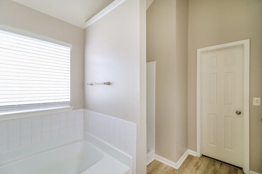 Building Photo - 5884 Bluegrass View