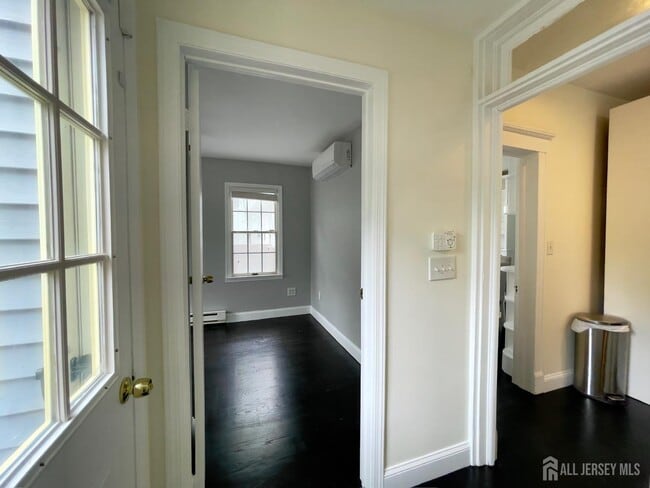 Building Photo - 323 Montgomery St