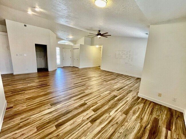 Building Photo - Updated and Pet Friendly Three Bedroom Home