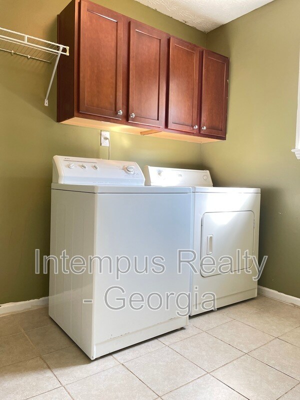 Building Photo - 2054 Pierce Way