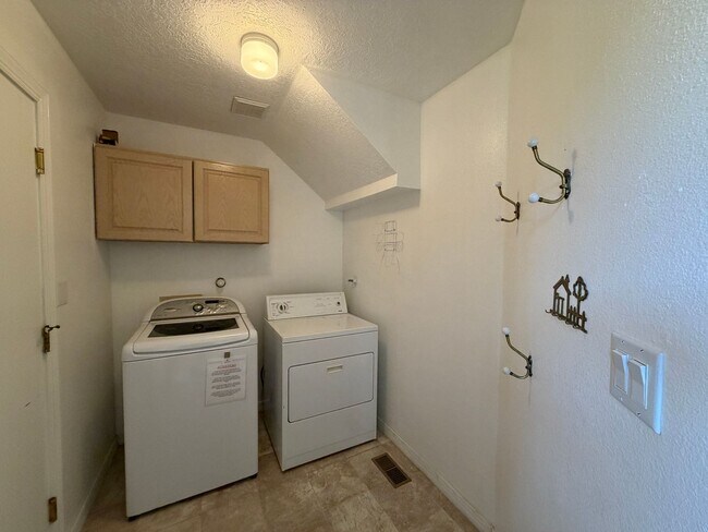 Building Photo - 6517 Glen Oak NE