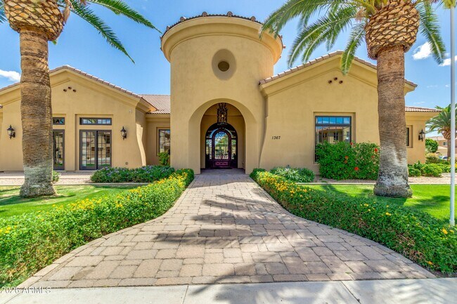 Building Photo - 1367 S Country Club Dr