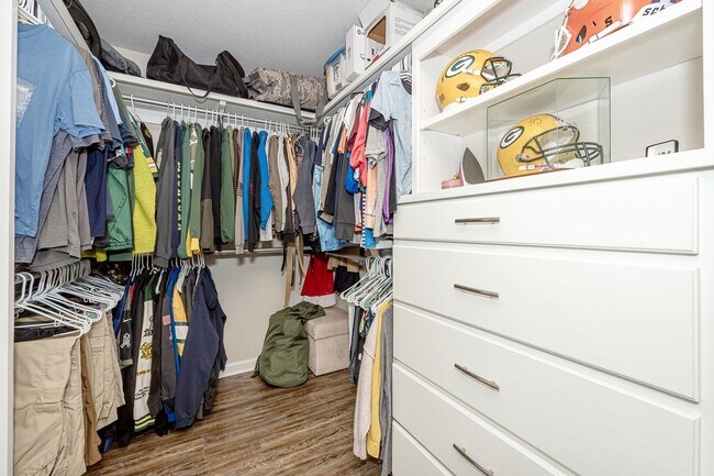 Building Photo - 9125 Bellewood Dr