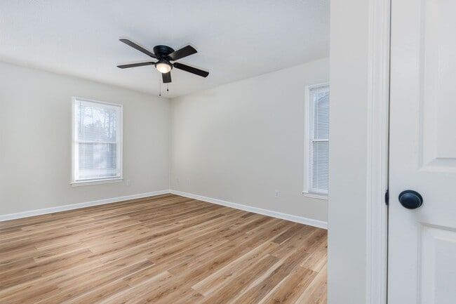 Building Photo - Newly renovated unit close to I-77 and I-20
