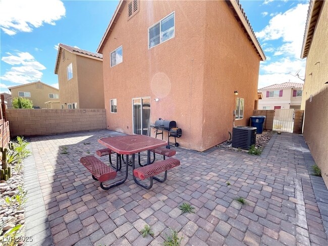 Building Photo - 1836 N Luna Alegre St