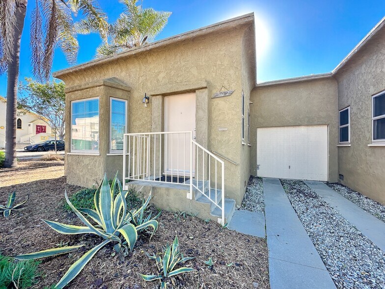 Primary Photo - 302 W Mariposa Ave