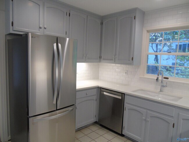 Building Photo - 3317 Lookout Dr SE