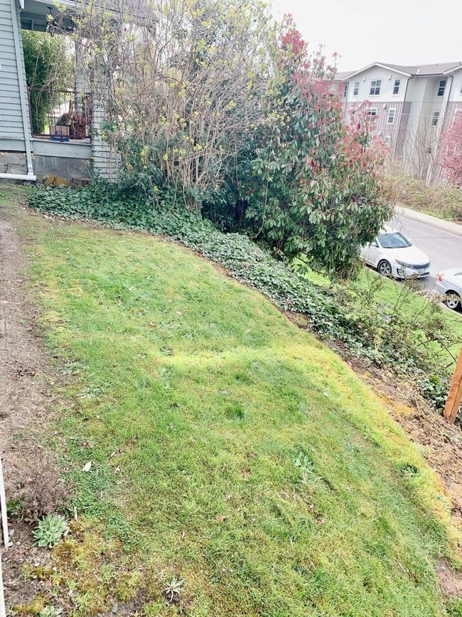 Building Photo - PRELEASING: Classic N Garden 6 bdrm/3 bath near WWU North Campus