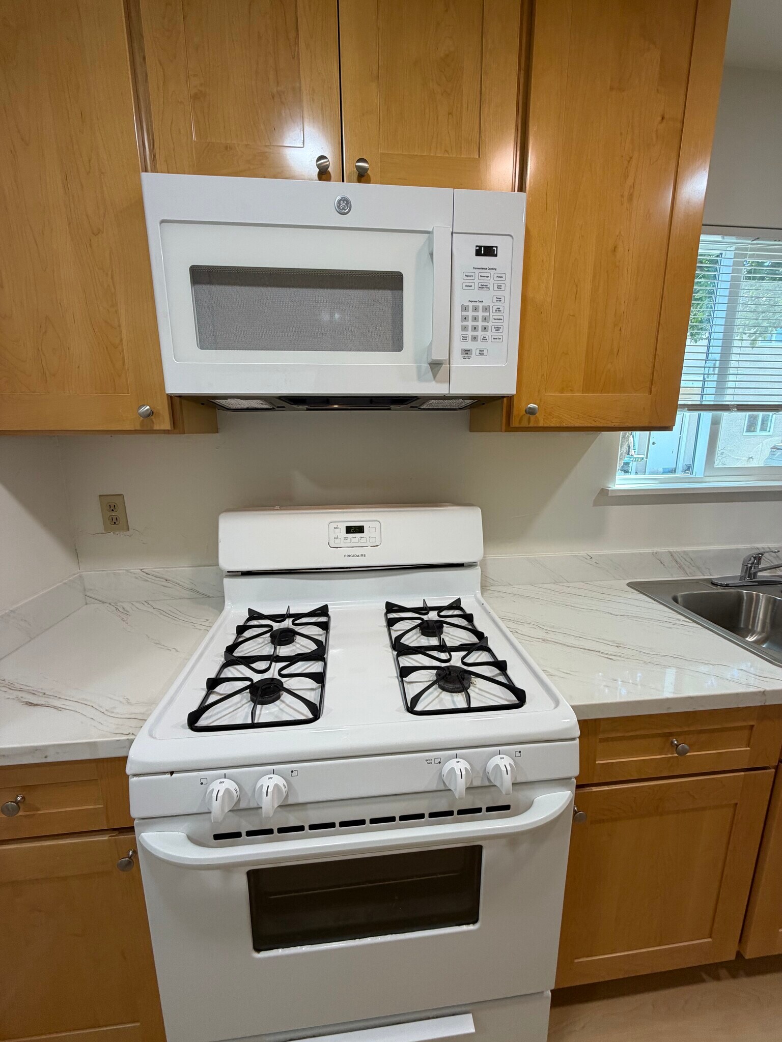 gas stove - 136 Pryce St