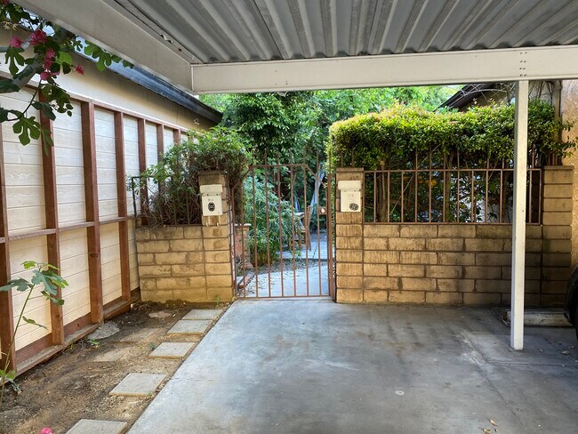 Building Photo - 713 Huntley Dr