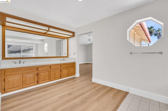 Building Photo - 5650 Edgeview Dr