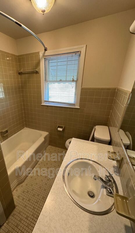 Building Photo - 221 Hutchinson St