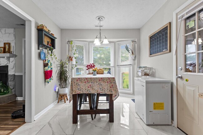 Building Photo - Updated 3 Bed, 2 Bath Home with Fenced Yard