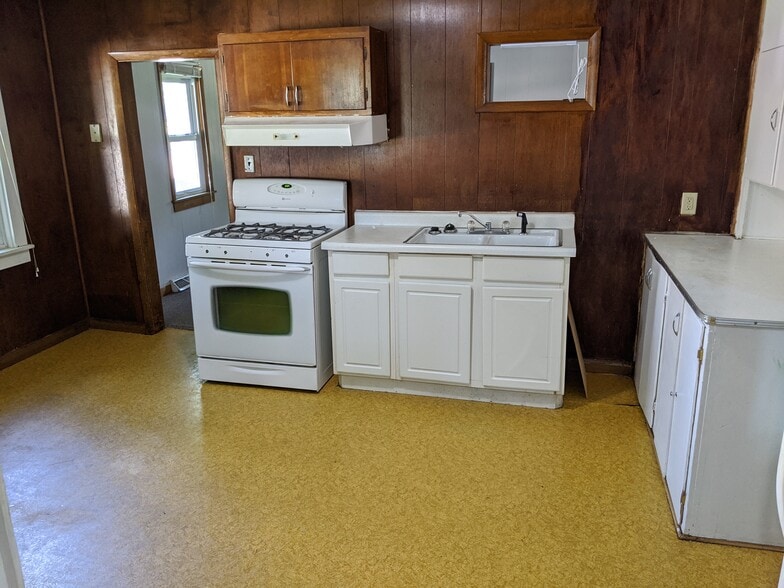 Building Photo - 406 11th St NE