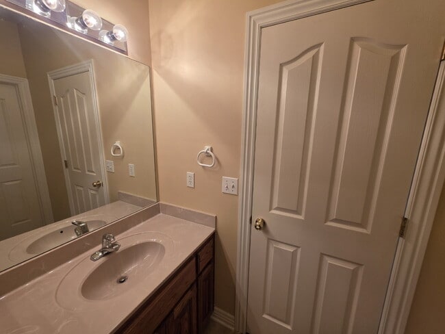 Building Photo - 302 Cross Creek Dr