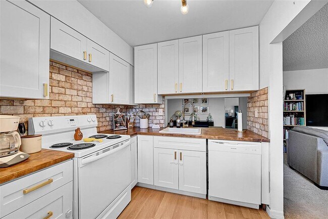 Building Photo - 117 Gardens Dr