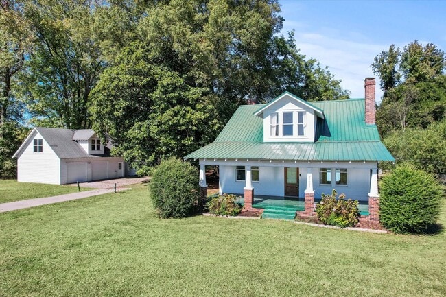 Building Photo - Country Classic with Modern Convenience!