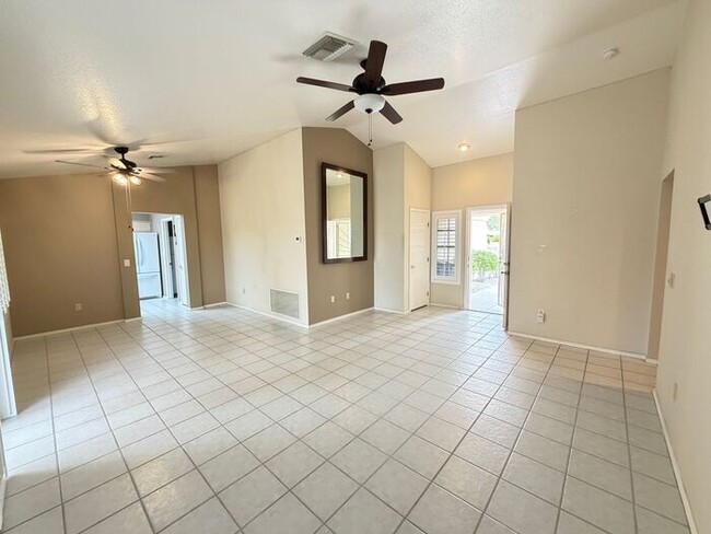Building Photo - Carry Over Showing: This property has been shown before and will be rented to the first most qual...