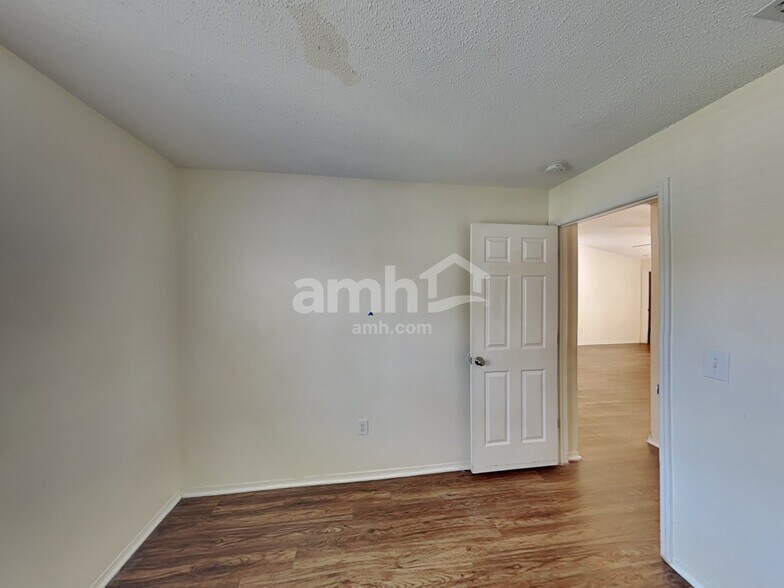 Building Photo - 1209 Blufield Ave