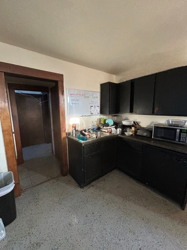 Building Photo - 8 Bed 3 Bath close to UWEC!