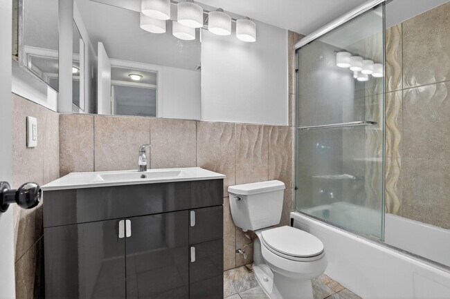 Building Photo - 830 S Hollybrook Dr