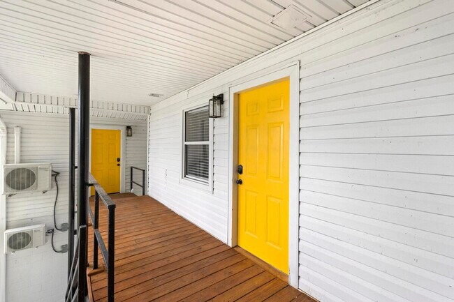 Building Photo - 1932 Lake St