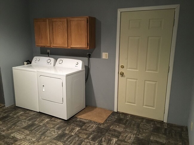 Building Photo - 3 Bed 1 Bath with Double Stall Garage